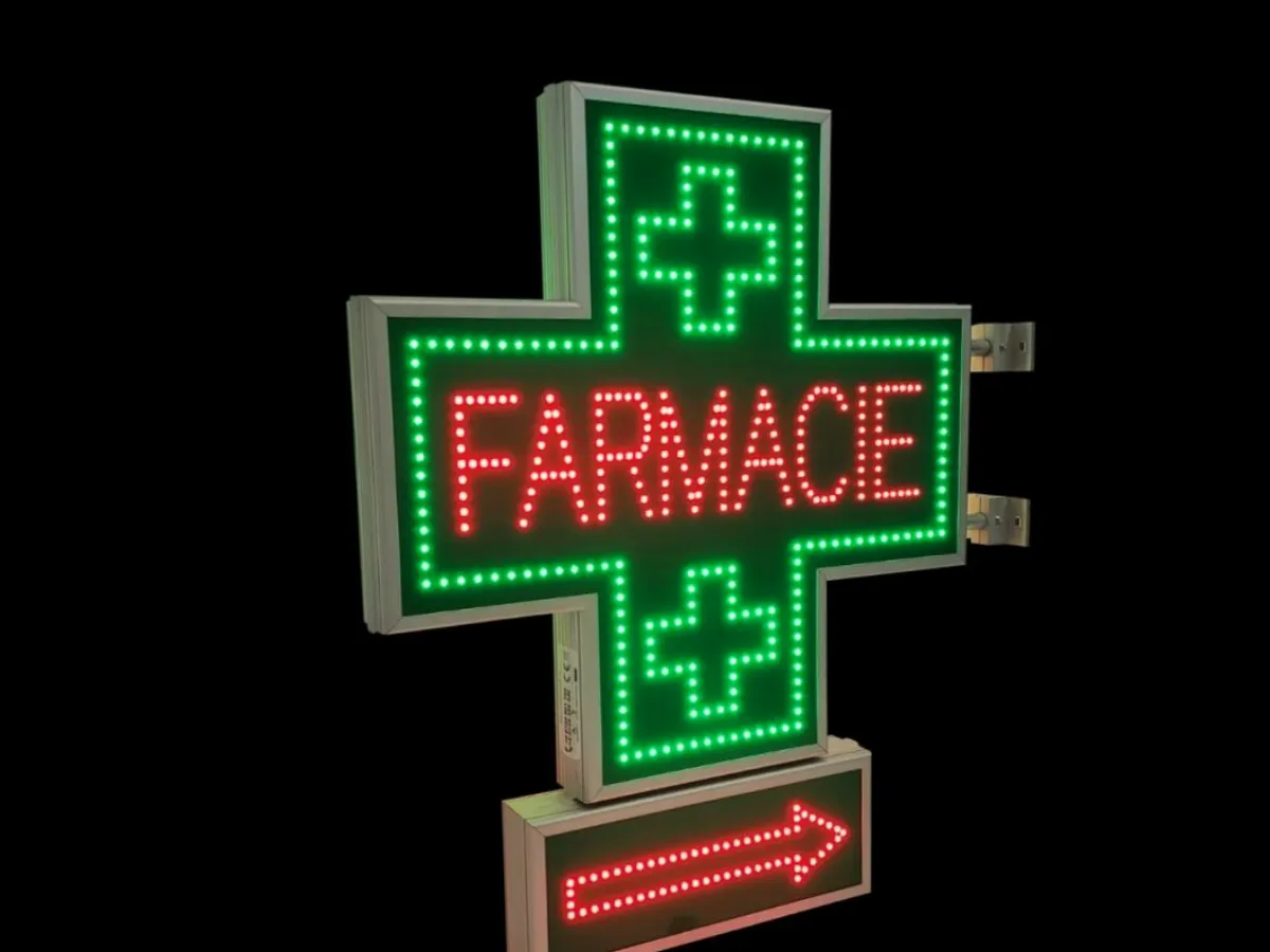 Ce informații transmite o cruce luminoasă de farmacie